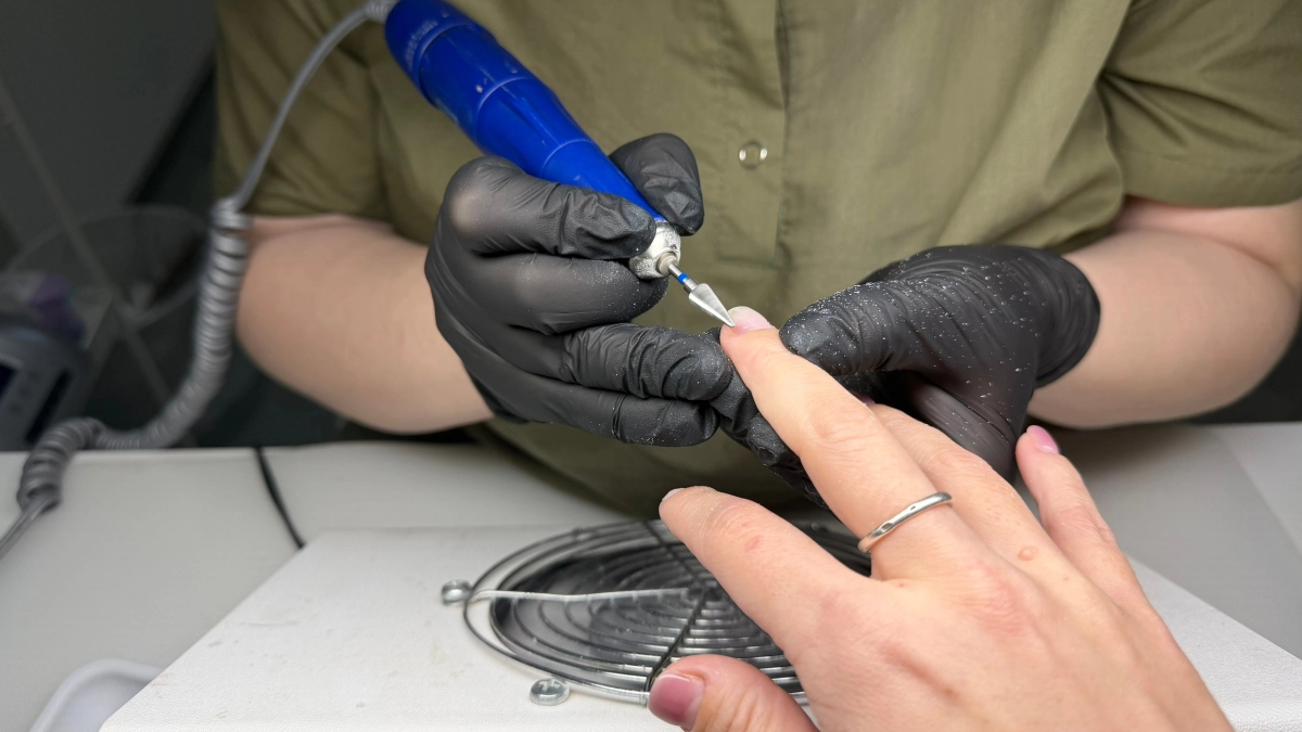 Забудьте про дешевый нюд: 5 идей дикого маникюра для тех, кто рожден сиять