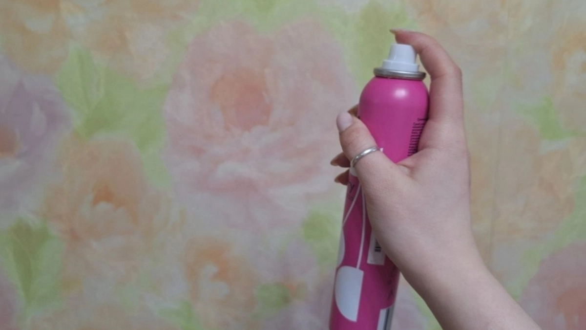 Лак для волос заменит кучу дорогой химии: вот как его используют ушлые хозяйки - 8 способов