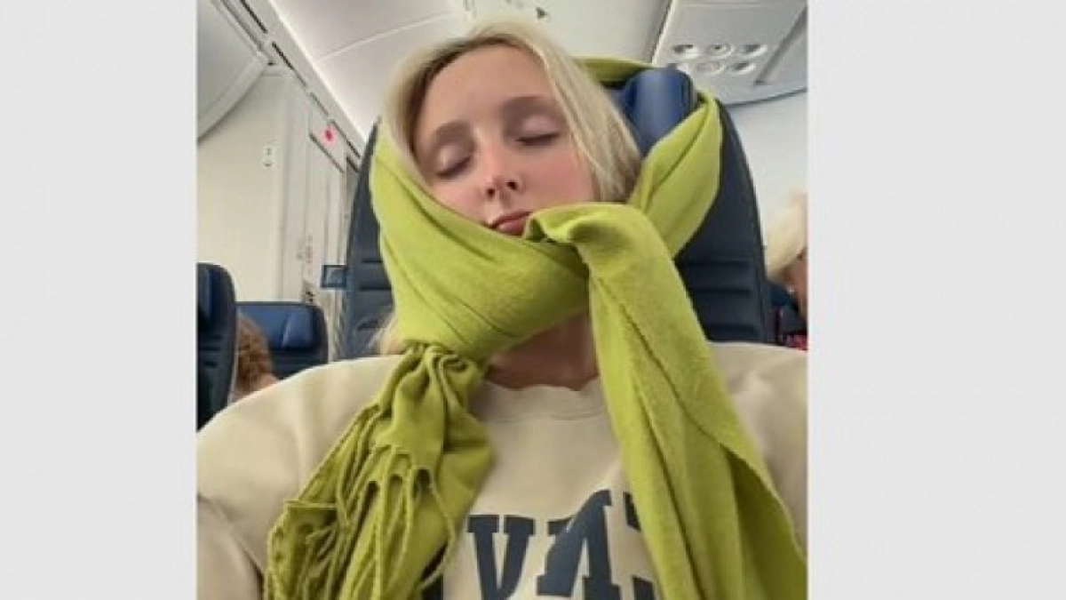 Спать в самолёте как дома: гениальный лайфхак с шарфом, который взорвал сеть