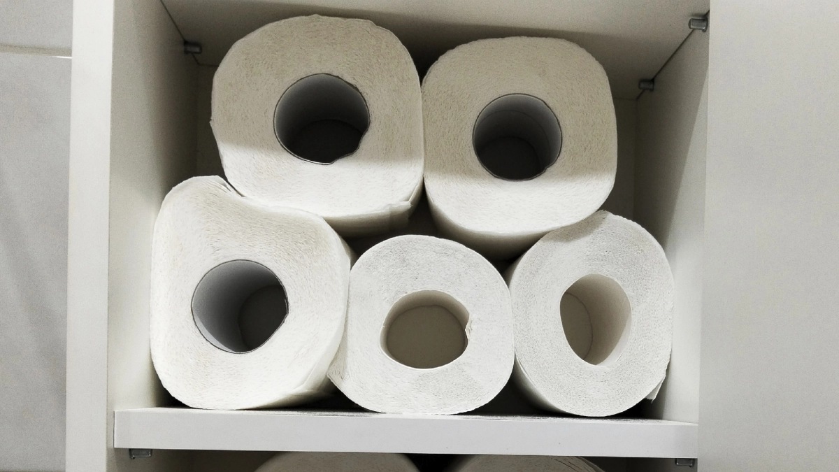 Какой бумагой пользуются сами рабочие завода туалетной бумаги? Трехслойной там нет - вы удивитесь