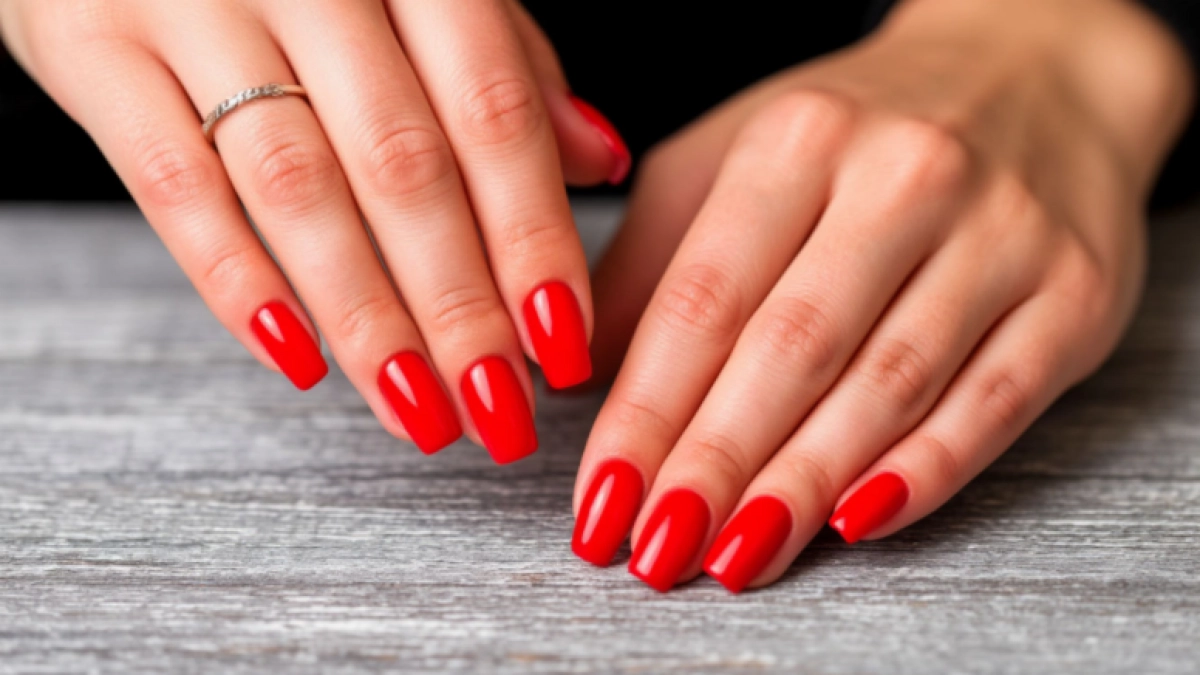 Алый шёпот вместо вызова: весенний маникюр 2026 превращает яркость в статусный аксессуар образа