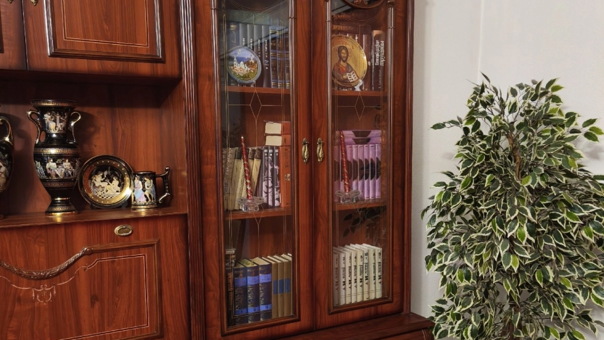 Советские "стенки" снова в тренде: дизайнеры предлагают мебель от пола до потолка - и вот почему