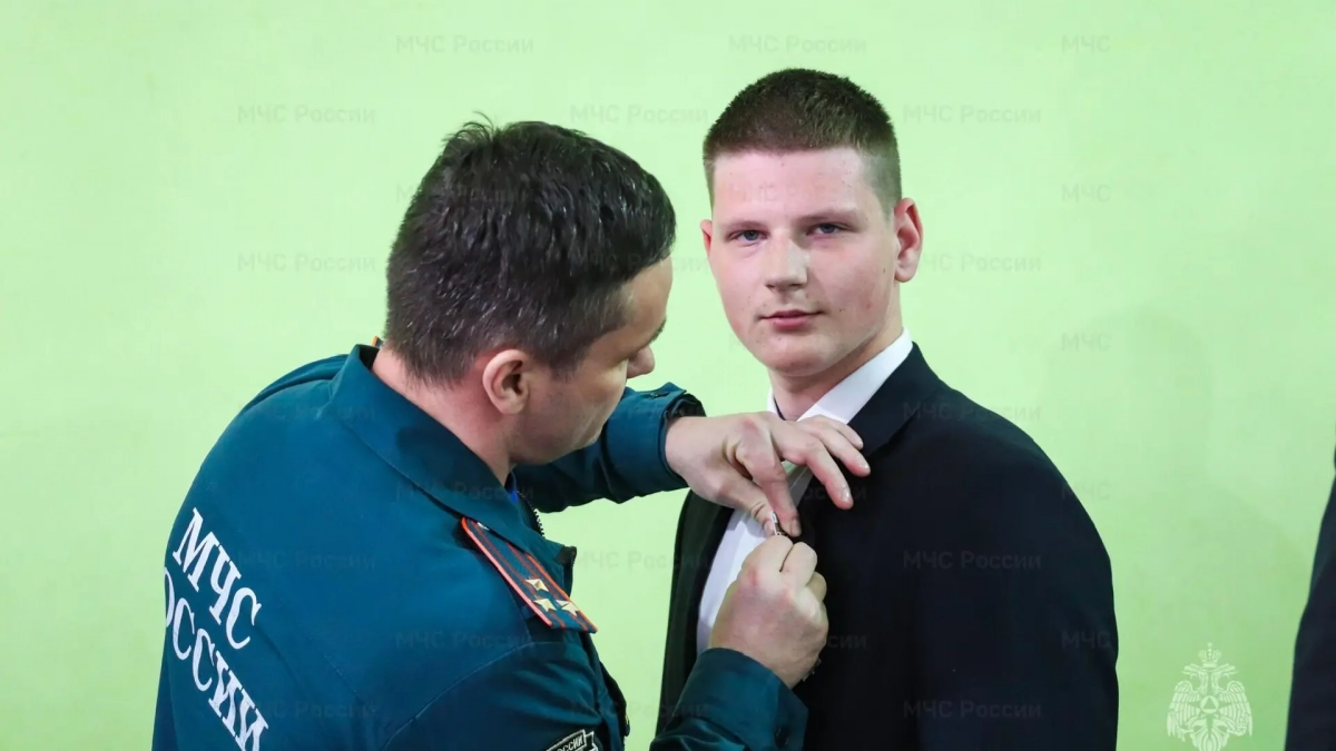 В Тверской области наградили школьника, спасшего тонущего ребенка