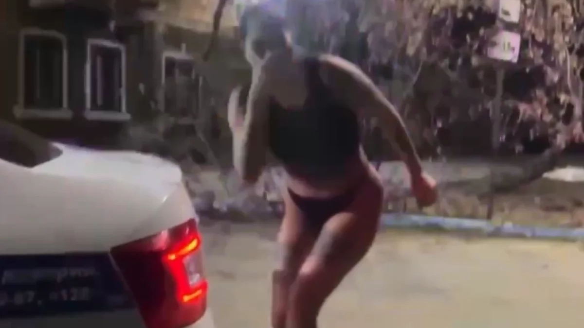 В Комсомольске-на-Амуре мать троих детей танцевала в трусах у капота машины ДПС 