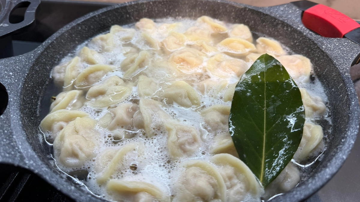 Одна ложка на кастрюлю — и пельмени никогда не разварятся: вкус лучше даже у магазинных полуфабрикатов