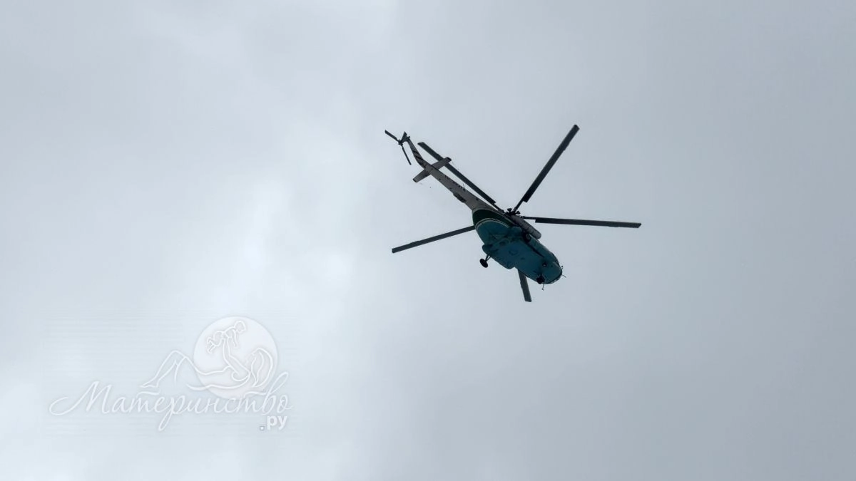 Вертолет МЧС вывез женщину с ребенком из охотничьего домика на Камчатке