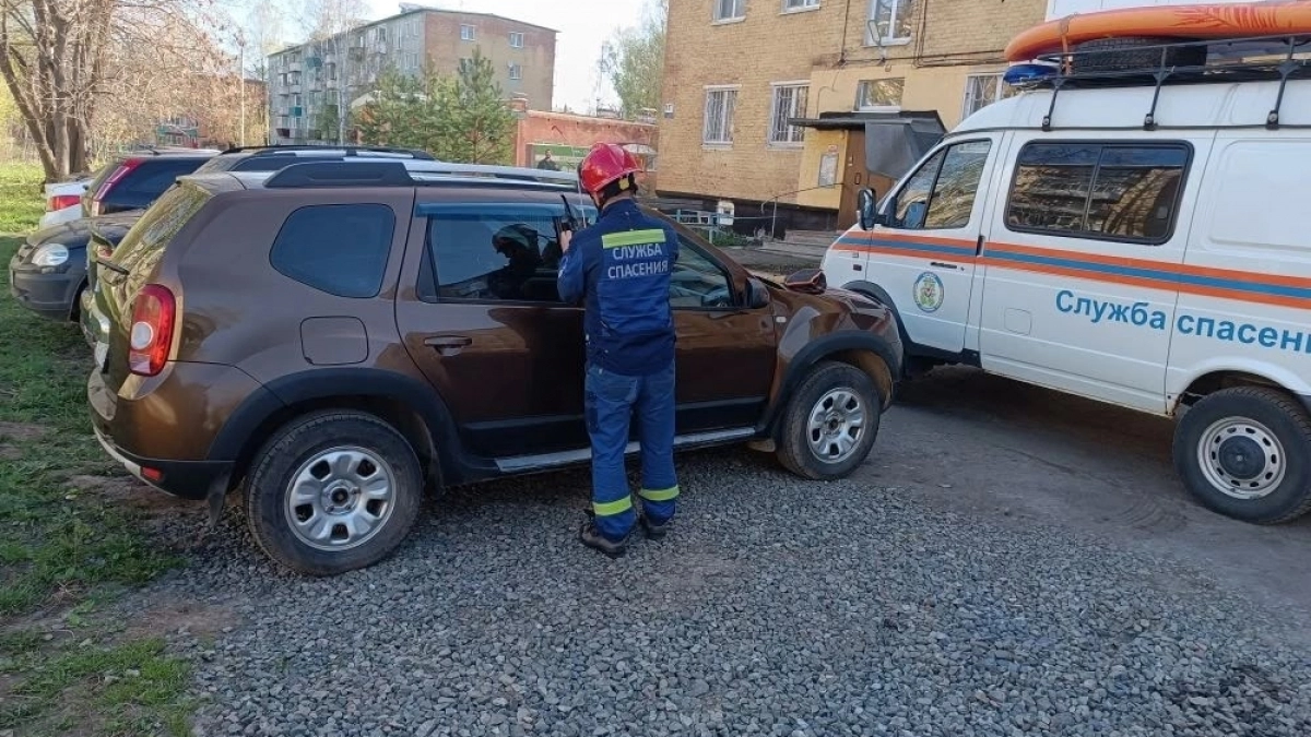 В Удмуртии спасатели вытащили ребенка из заблокированной машины 