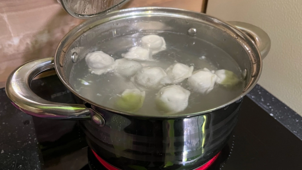 Пельмени получатся вкуснее всех блюд на свете: вот что добавить в кастрюлю - не чеснок, не перец и не лаврушка