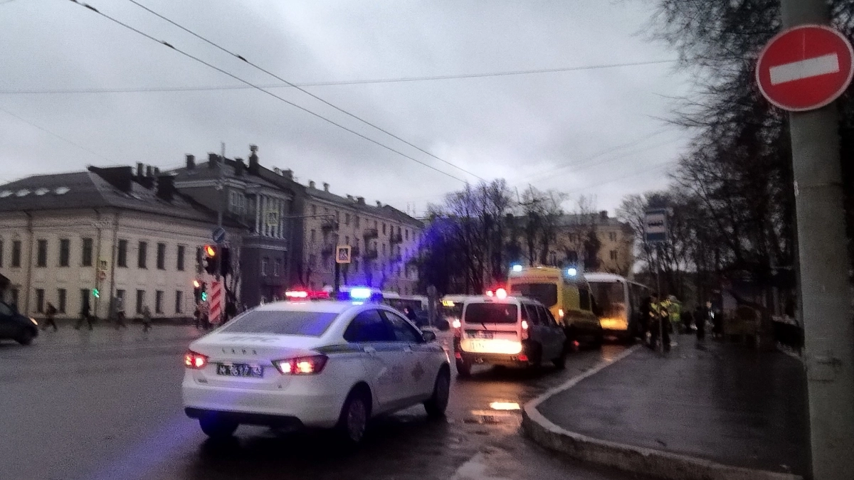 В Комсомольске-на-Амуре мать троих детей танцевала в трусах у капота машины ДПС 