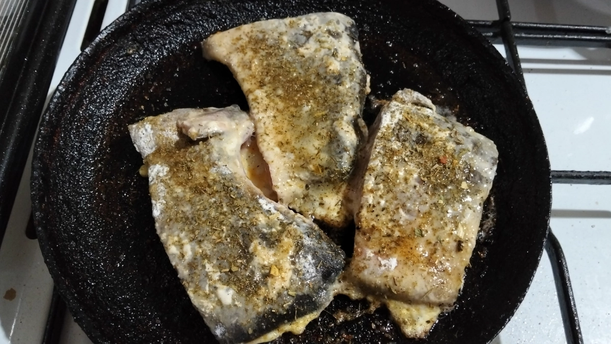 1 чайную ложку в сметану — минтай под этим соусом вкуснее дорогой форели: секрет поваров из ресторана