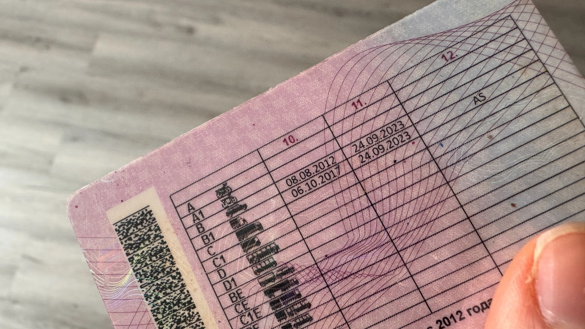 Водителей с многолетним стажем заставят пересдавать права в июле: озвучены условия