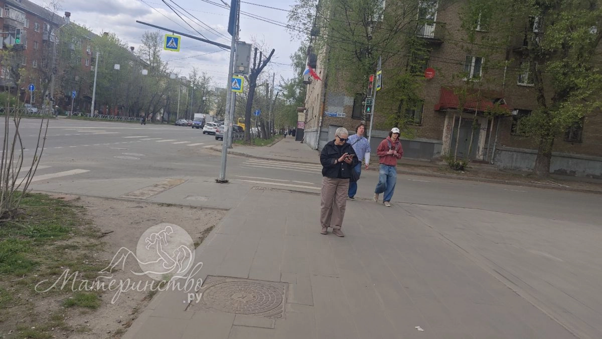 «Мама, положи трубку»: почему пожилые родители верят мошенникам и как их защитить — памятка для родственников