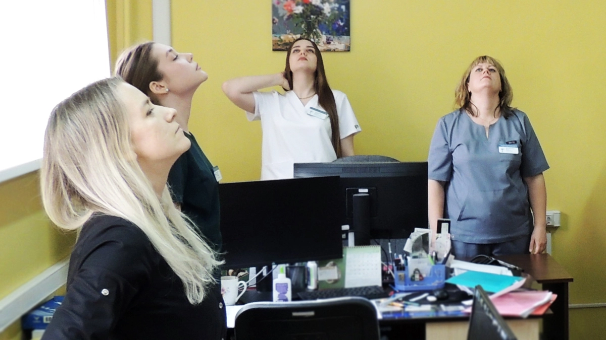 «Поясница скажет спасибо»: врач-кинезиолог о том, как поднимать ребёнка без вреда для спины и чем заменить кенгуру