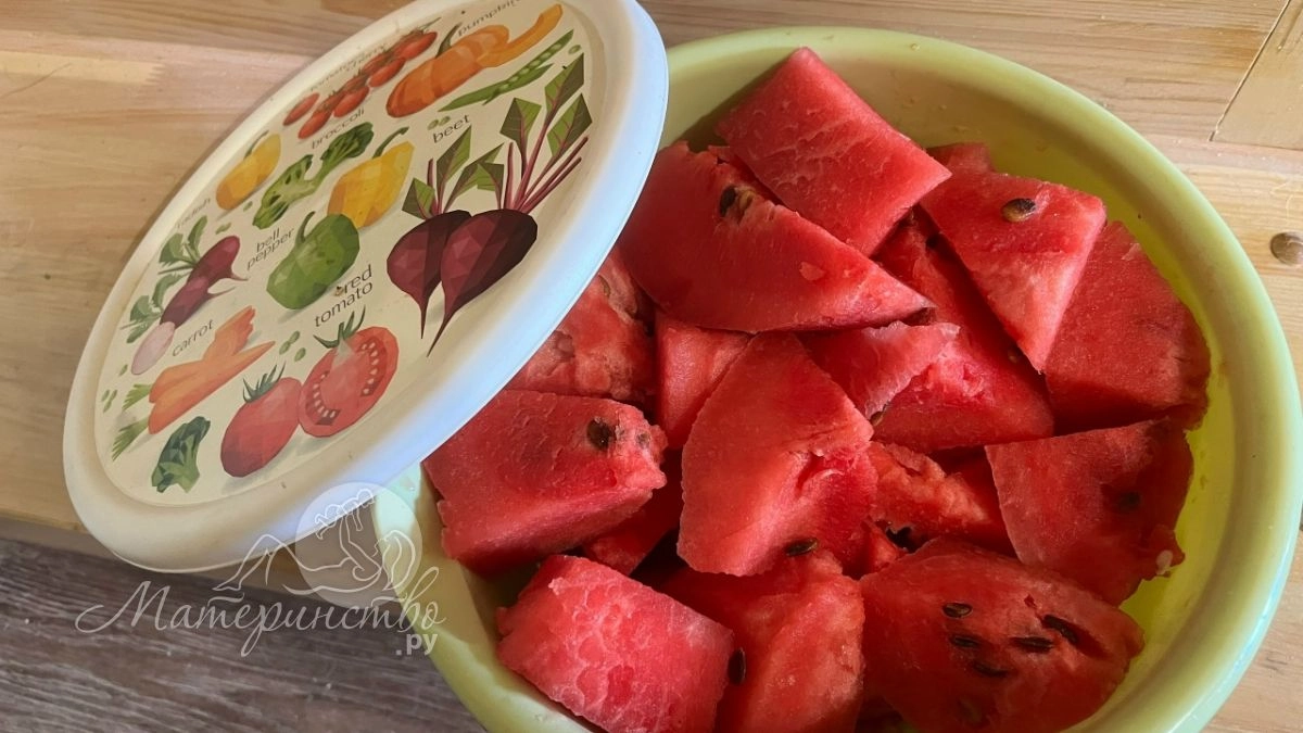 Целый список продуктов: что опасно есть на улице в жару
