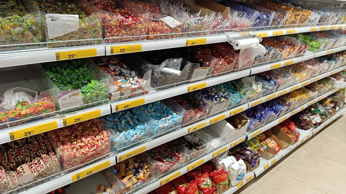 Взяла 5 конфеток в "Пятерочке" - продавец на кассе взвесил на 320 граммов. Вот как нас дурят в магазинах