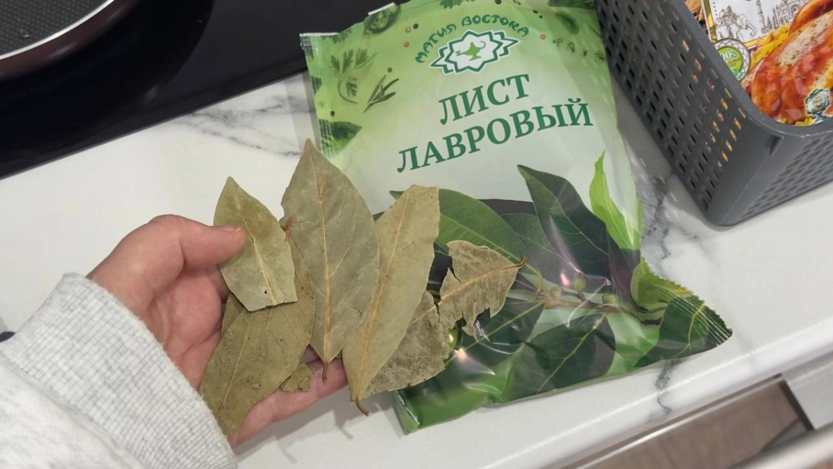 Положите лавровый лист в шкаф с постельным бельем: хитрый трюк, который работает