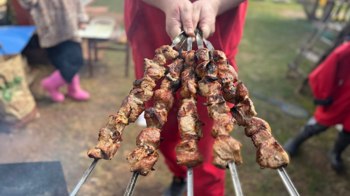 1 щепотка в маринад — и шашлык сочный, мягкий, с хрустящей корочкой: получается вкуснее, чем в Армении