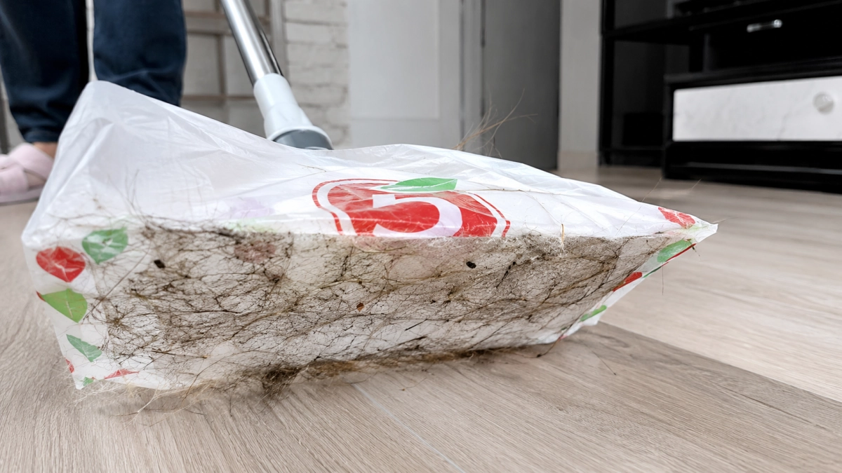 Пакет из Пятерочки беру не для продуктов, а надеваю на швабру: шерсть и вековая грязь сами липнут к нему за секунды