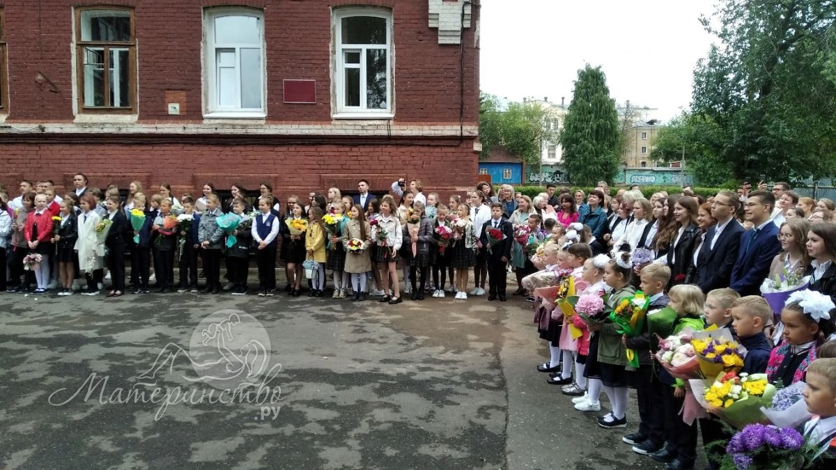 Родители, проследите: старшеклассницам дали совет, как нельзя одеваться на линейку 1 сентября