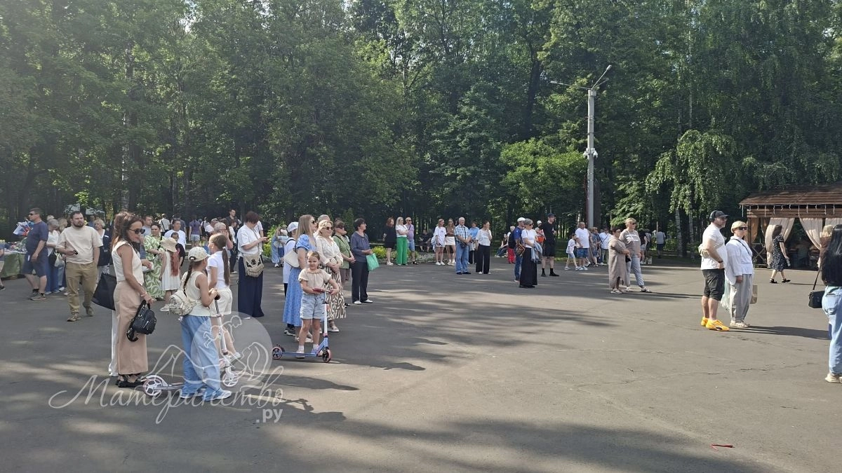 Как тратить меньше на детскую одежду: что покупать с рук, передавать младшим и брать на распродажах