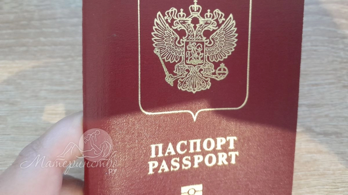 На фото в загранпаспорте ребенку полгода: нужно ли менять документ до истечения срока годности