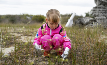 Восьмилетняя девочка нашла на пляже метеорит старше Земли: космическая удача в Великобритании
