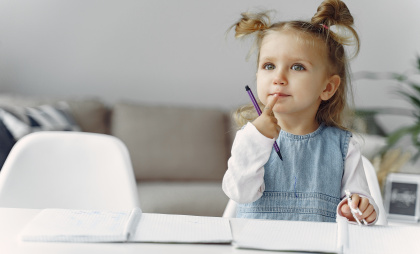 Почему ребенок становится левшой: генетика и факторы