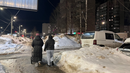 В Ревде на девятимесячную девочку рухнул снег с крыши