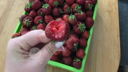 Арбуз и клубника задерживают воду? Эксперт назвал неочевидных виновников отёков и лишних килограммов