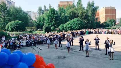 «Учительница потянула мне губу за пирсинг»: как учителя доводят детей до слёз из-за внешнего вида и что с этим делать 